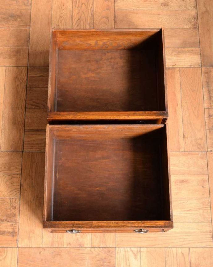 アンティークのキャビネット アンティーク家具 重厚感たっぷりのアンティークの英国家具、彫刻が美しいサイドボード。引き出しの中もキレイに修復しましたもともとカトラリーを入れて使っていた引き出し。(q-1730-f)