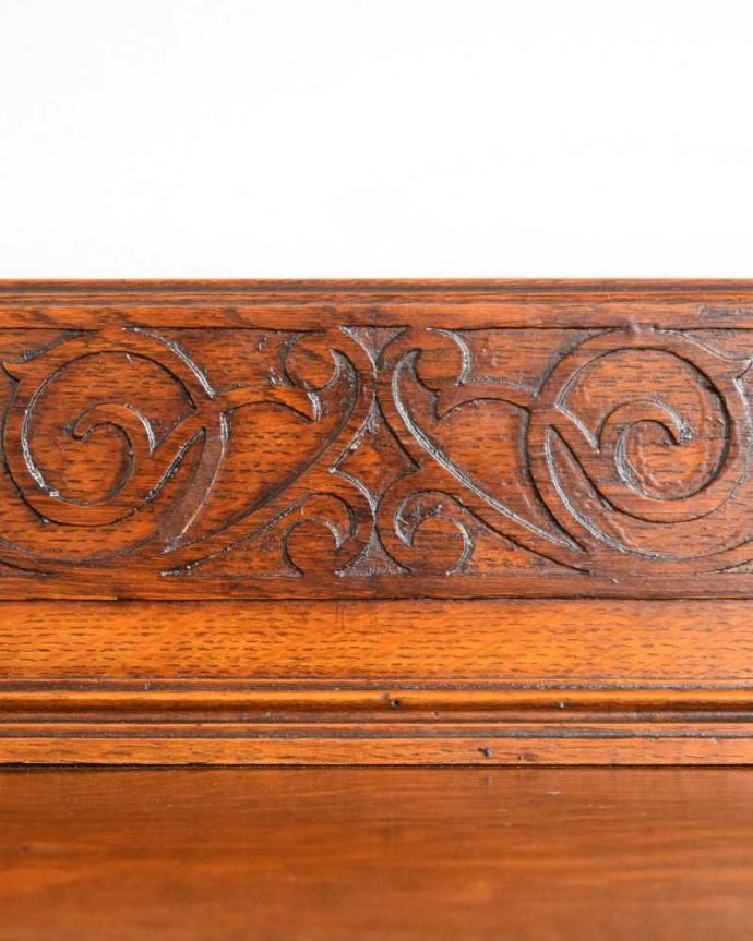 アンティークのキャビネット アンティーク家具 重厚感たっぷりのアンティークの英国家具、彫刻が美しいサイドボード。至る所に繊細な彫いろんな彫のデザインがありますが、個人的に美しいと思える女性らしく優雅なデザインを選んできました。(q-1730-f)