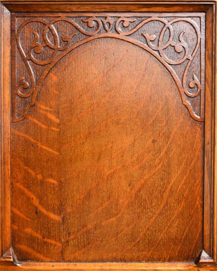 アンティークのキャビネット アンティーク家具 重厚感たっぷりのアンティークの英国家具、彫刻が美しいサイドボード。惚れ惚れするような美しさとっても堅い無垢材に一体どうやって彫っていったんでしょう?アンティークらしく細かい彫りを眺めているだけでうっとりしてしまいます。(q-1730-f)