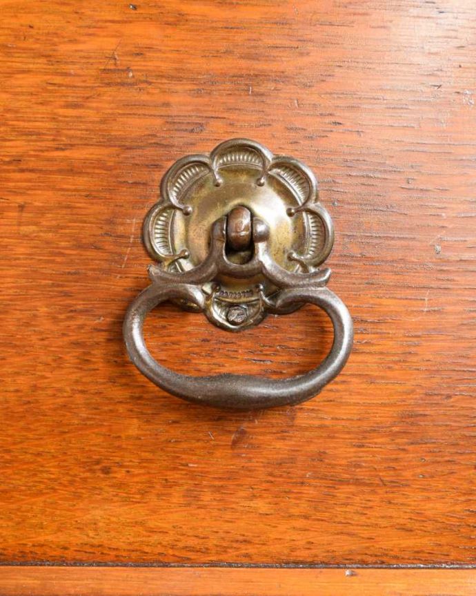 アンティークのキャビネット アンティーク家具 重厚感たっぷりのアンティークの英国家具、彫刻が美しいサイドボード。取っ手にまでアンティークらしさ時間の流れが感じられる凝ったデザインの味わい深い取っ手。(q-1730-f)