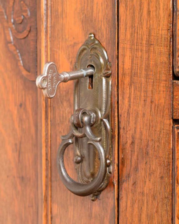 アンティークのキャビネット アンティーク家具 重厚感たっぷりのアンティークの英国家具、彫刻が美しいサイドボード。小さなパーツにもこだわりが鍵もついています。(q-1730-f)