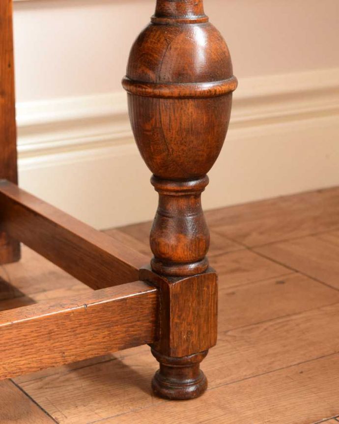 アンティークのキャビネット アンティーク家具 重厚感たっぷりのアンティークの英国家具、彫刻が美しいサイドボード。女性1人でラクラク運べちゃう仕掛けHandleのアンティークは、脚の裏にフェルトキーパーをお付けしています。(q-1730-f)