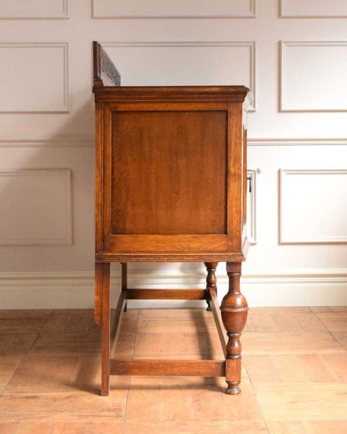 アンティークのキャビネット アンティーク家具 重厚感たっぷりのアンティークの英国家具、彫刻が美しいサイドボード。もちろん横から見てもステキ横顔にだって妥協しません。(q-1730-f)