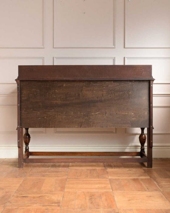 アンティークのキャビネット アンティーク家具 重厚感たっぷりのアンティークの英国家具、彫刻が美しいサイドボード。さらに後ろ姿もチェックアンティークは新品ではないので、もちろん経年変化によるキズはありますが、専門の職人がキレイに修復しました。(q-1730-f)