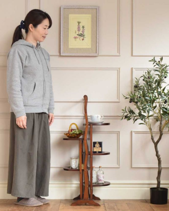 プランツスタンド・ケーキスタンド アンティーク家具 英国ならではのアンティーク家具、折り畳める5段タイプのケーキスタンド(テーブル)。英国アフタヌーンティーのために作られた家具19世紀末に屋外でのアフタヌーンティーを楽しむために作られた木製のケーキスタンド。(q-1731-f)