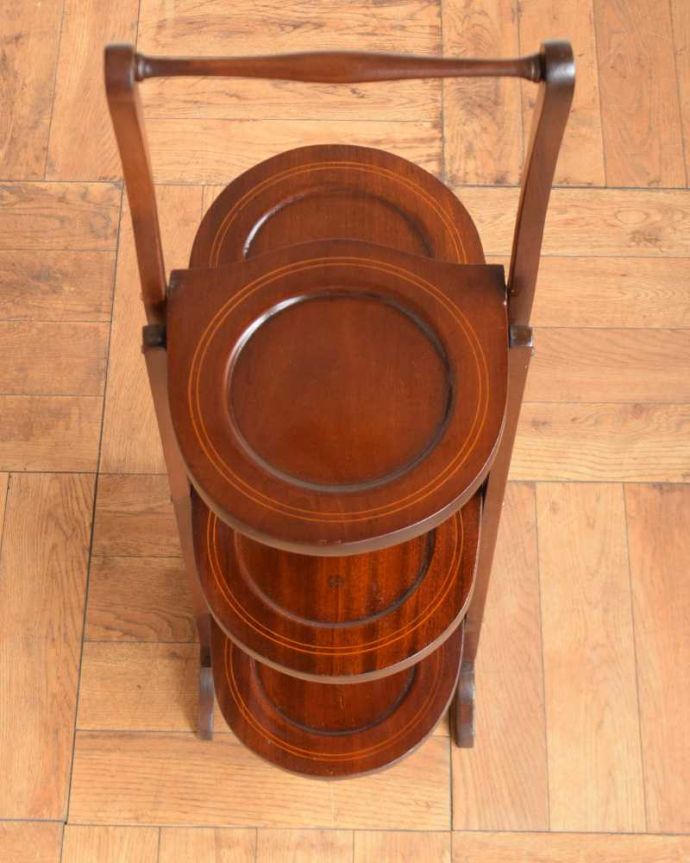 プランツスタンド・ケーキスタンド アンティーク家具 英国ならではのアンティーク家具、折り畳める5段タイプのケーキスタンド(テーブル)。上から見るとこんな感じ小さくても、もちろん専門の職人がしっかり修復したのでピッカピカです。(q-1731-f)