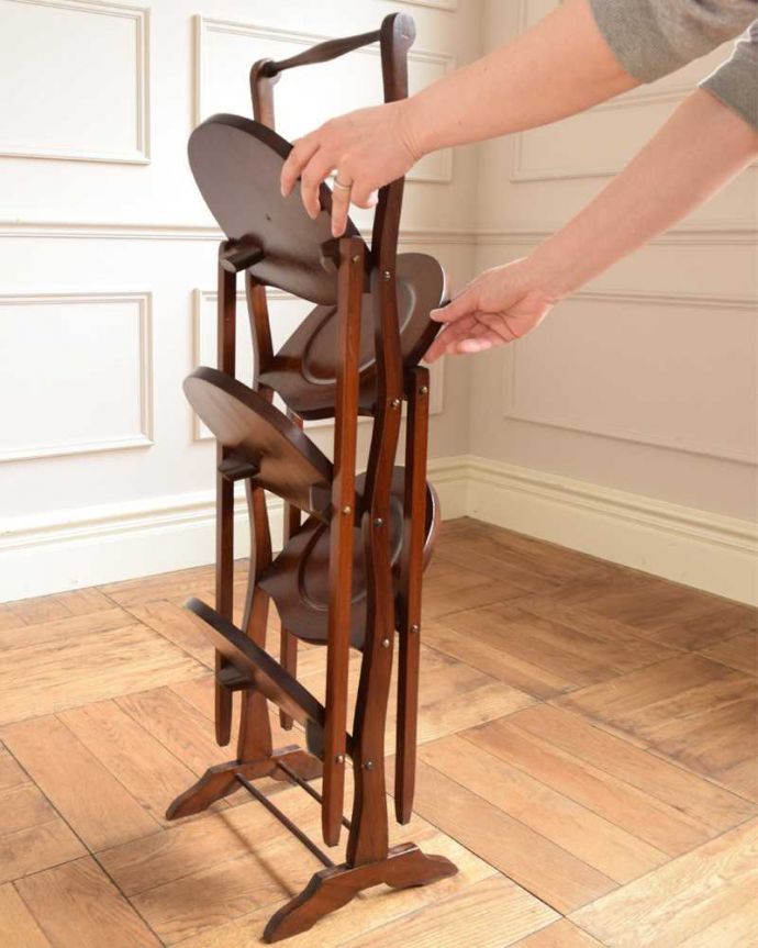 プランツスタンド・ケーキスタンド アンティーク家具 英国ならではのアンティーク家具、折り畳める5段タイプのケーキスタンド(テーブル)。あっという間に組み立て出来ます女性でも簡単に組み立て出来ます。(q-1731-f)