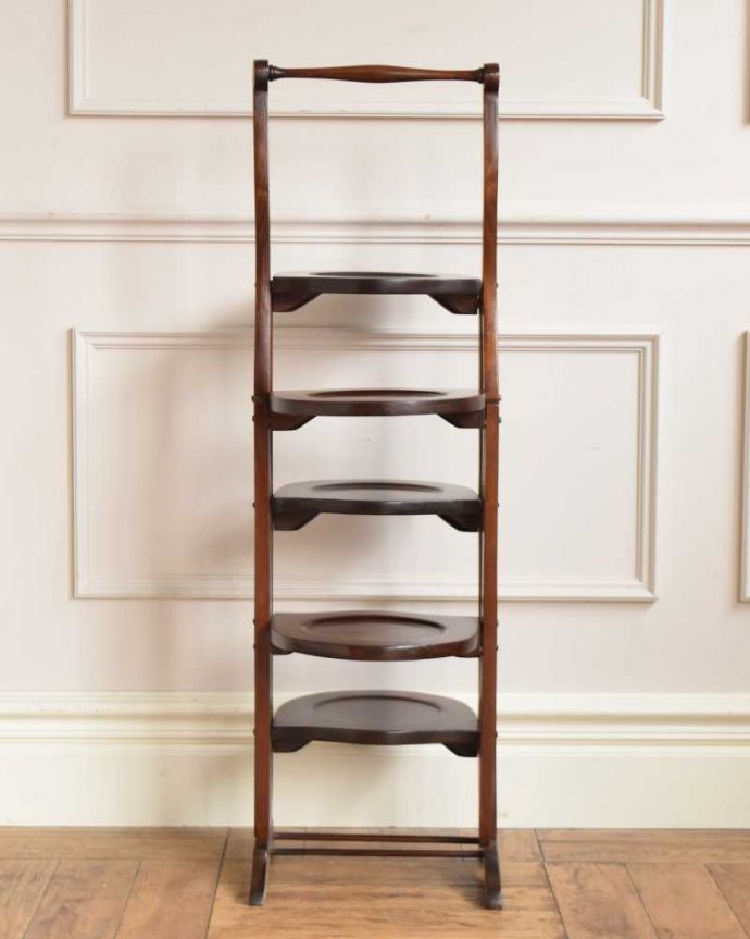 プランツスタンド・ケーキスタンド アンティーク家具 英国ならではのアンティーク家具、折り畳める5段タイプのケーキスタンド(テーブル)。横から見るとこんな形アンティークは新品ではないので、経年変化によるキズはありますが、専門の職人がしっかり修復したのでキレイです。(q-1731-f)