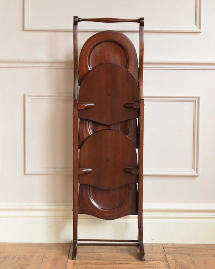 プランツスタンド・ケーキスタンド アンティーク家具 英国ならではのアンティーク家具、折り畳める5段タイプのケーキスタンド(テーブル)。畳むとこんなにコンパクト正面から見るとスクリーンのように見える姿もなんだか上品です。(q-1731-f)