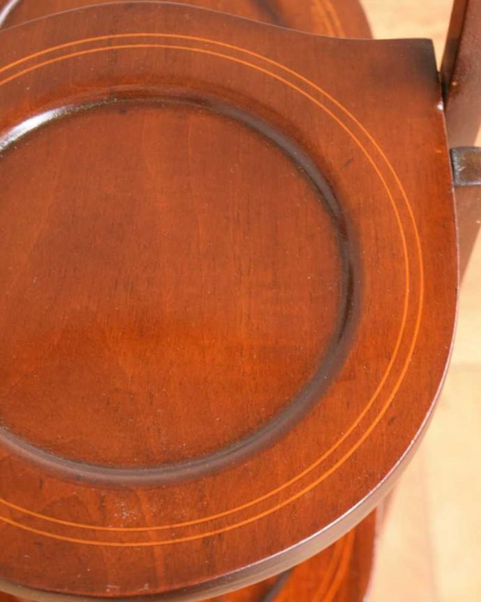 プランツスタンド・ケーキスタンド アンティーク家具 英国ならではのアンティーク家具、折り畳める5段タイプのケーキスタンド(テーブル)。近づいてみると…象嵌が描かれた美しい天板。(q-1731-f)