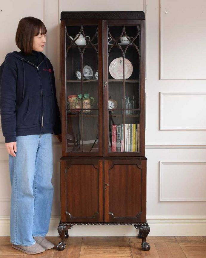 アンティークのキャビネット　アンティーク家具　大きなガラス扉が印象的な美しいアンティークのブックケース（本棚）。お気に入りの本や雑貨や本を並べてみましょう。(q-1732-f)