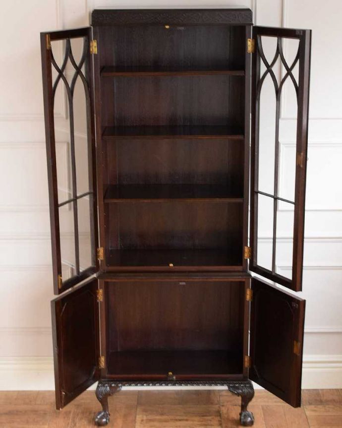 アンティークのキャビネット　アンティーク家具　大きなガラス扉が印象的な美しいアンティークのブックケース（本棚）。扉の中は、しっかりと収納できる棚板重いものもたっぷり収納できる木製の棚板タイプ。(q-1732-f)