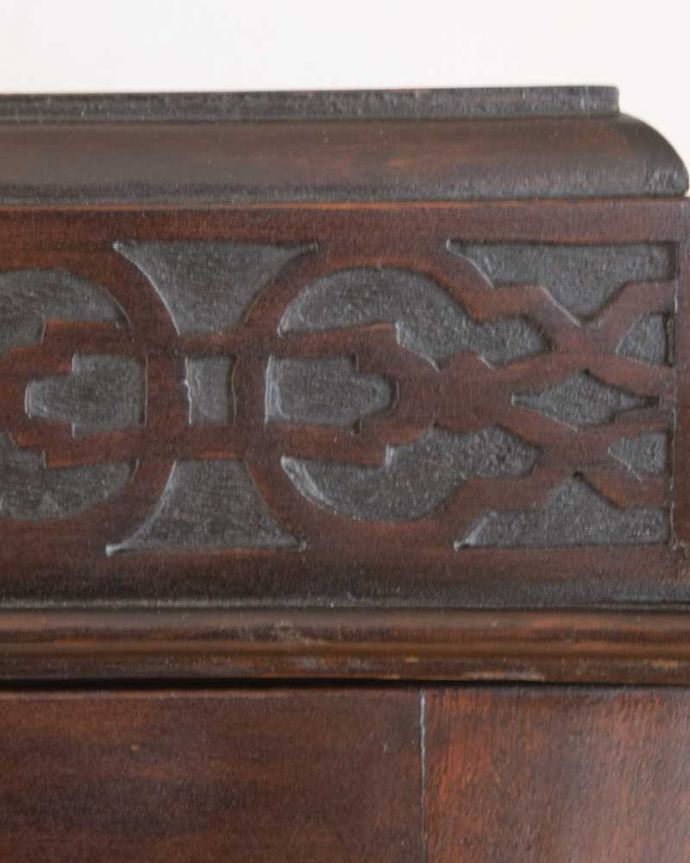 アンティークのキャビネット　アンティーク家具　大きなガラス扉が印象的な美しいアンティークのブックケース（本棚）。いろんな場所にこだわり彫のデザインもいろいろです。(q-1732-f)