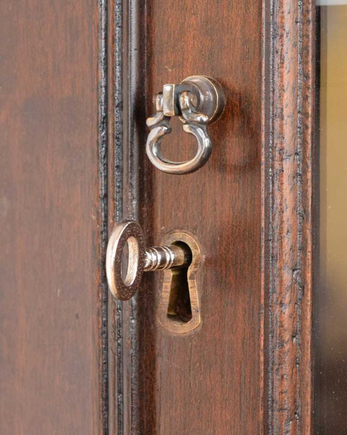 アンティークのキャビネット　アンティーク家具　大きなガラス扉が印象的な美しいアンティークのブックケース（本棚）。小さなパーツにもこだわりカギも使えるように修復しました。(q-1732-f)