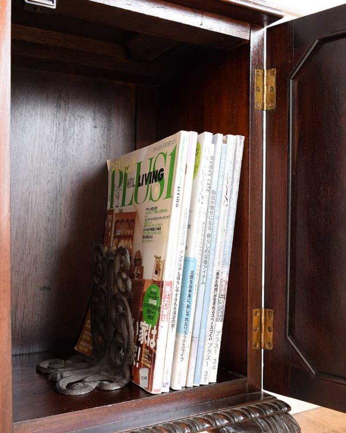 アンティークのキャビネット　アンティーク家具　大きなガラス扉が印象的な美しいアンティークのブックケース（本棚）。扉の中は収納たっぷりA4サイズの雑誌までしっかり収納出来ちゃう大きさ。(q-1732-f)