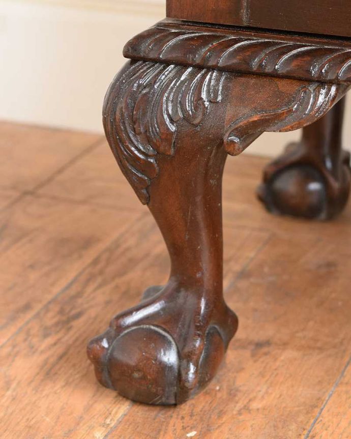 アンティークのキャビネット　アンティーク家具　大きなガラス扉が印象的な美しいアンティークのブックケース（本棚）。女性１人でラクラク運べちゃうんですHandleのアンティークは、脚の裏にフェルトキーパーをお付けしています。(q-1732-f)