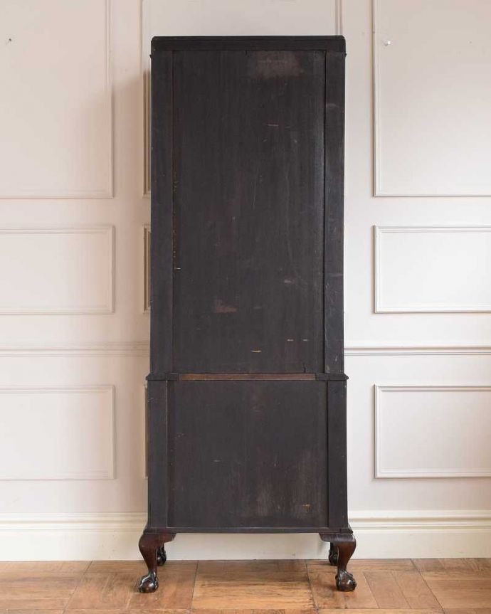 アンティークのキャビネット　アンティーク家具　大きなガラス扉が印象的な美しいアンティークのブックケース（本棚）。後ろ姿にも気を使ってますアンティークは新品ではないので、もちろん経年変化によるキズはありますが、専門の職人がキレイにお直しをしているので、後ろ姿までキレイです。(q-1732-f)