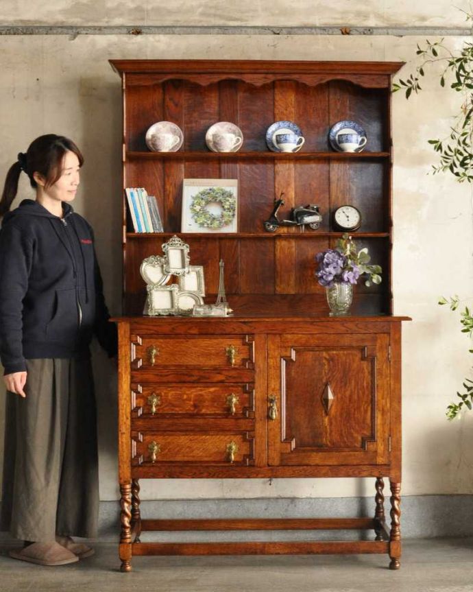 アンティークのキャビネット アンティーク家具 アンティークの英国家具、飾ったアイテムを惹き立てるウェルッシュドレッサー。アンティークらしい「見せる」収納家具ウェルシュドレッサーとは、もともとキッチンで使われていたお料理を飾り付け(ドレッシング)するための家具。(q-1733-f)