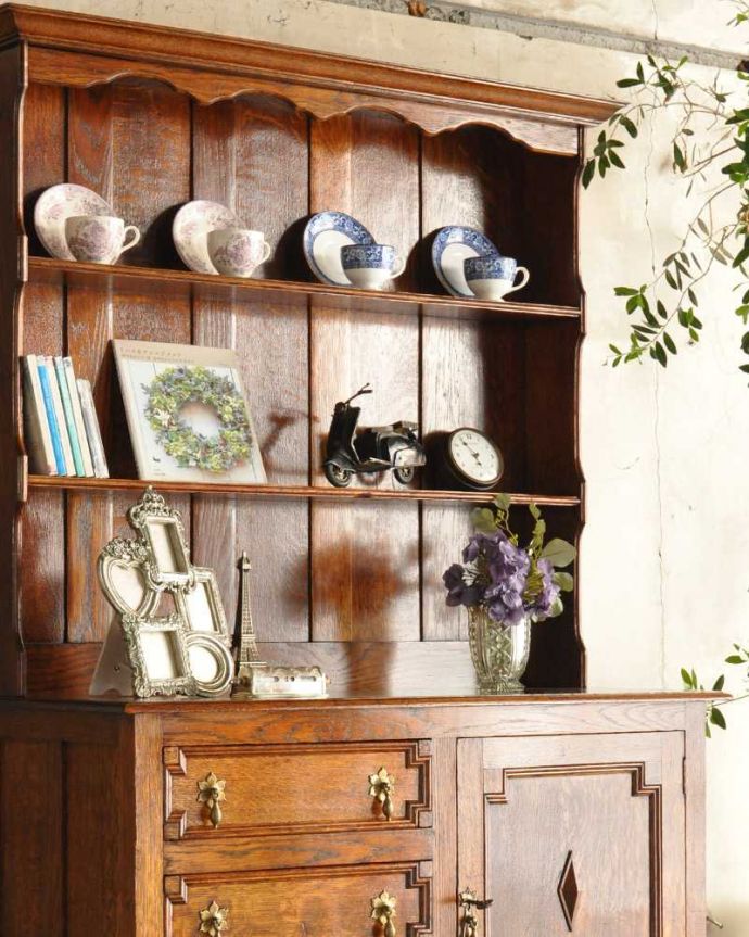 アンティークのキャビネット アンティーク家具 アンティークの英国家具、飾ったアイテムを惹き立てるウェルッシュドレッサー。置いたもの全部が素敵に見えちゃうオープン棚を支える支柱の装飾がとても美しいので、この棚に置いたものが全部オシャレに見えるんです。(q-1733-f)
