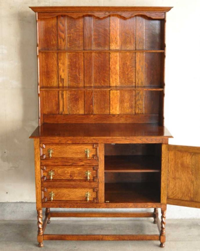アンティークのキャビネット アンティーク家具 アンティークの英国家具、飾ったアイテムを惹き立てるウェルッシュドレッサー。扉を開けてみると…中が見えない扉の中も、キレイに修復しました。(q-1733-f)