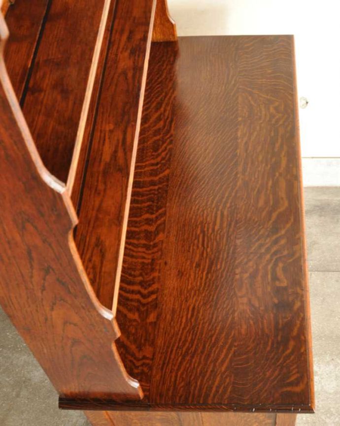 アンティークのキャビネット アンティーク家具 アンティークの英国家具、飾ったアイテムを惹き立てるウェルッシュドレッサー。天板部分もキレイに仕上げました。(q-1733-f)