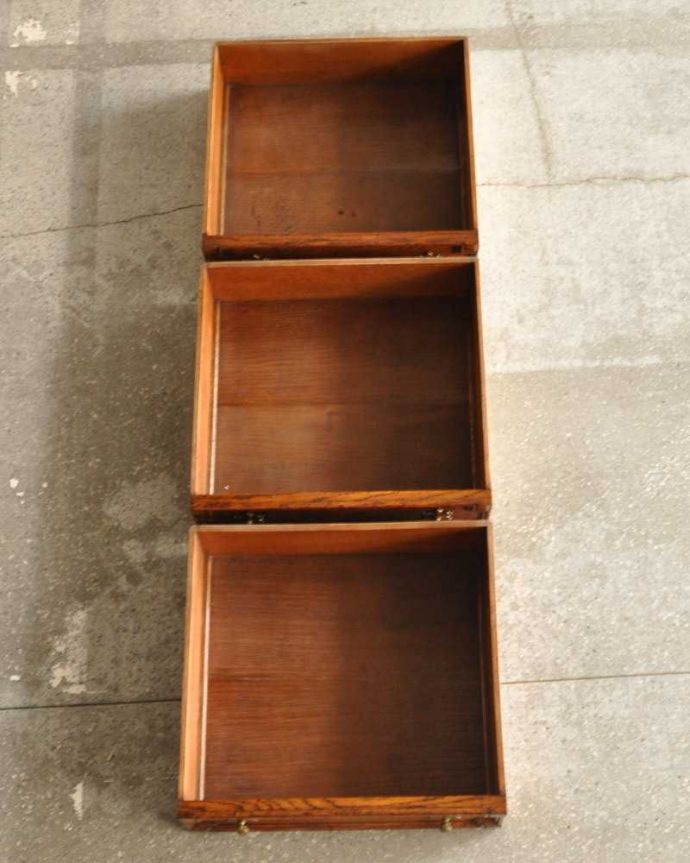 アンティークのキャビネット アンティーク家具 アンティークの英国家具、飾ったアイテムを惹き立てるウェルッシュドレッサー。引き出しの中もキレイですもちろん引き出しの中も職人がキレイに修復しました。(q-1733-f)