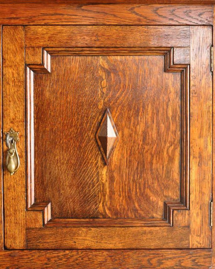 アンティークのキャビネット アンティーク家具 アンティークの英国家具、飾ったアイテムを惹き立てるウェルッシュドレッサー。いろんな場所にこだわりこんなに堅い無垢材に一体どうやって彫ったんだろう?と不思議になるくらい細かい彫にうっとりです。(q-1733-f)