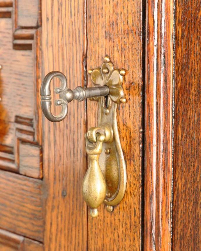 アンティークのキャビネット アンティーク家具 アンティークの英国家具、飾ったアイテムを惹き立てるウェルッシュドレッサー。扉を開ける度にワクワク美しいデザインの取っ手。(q-1733-f)