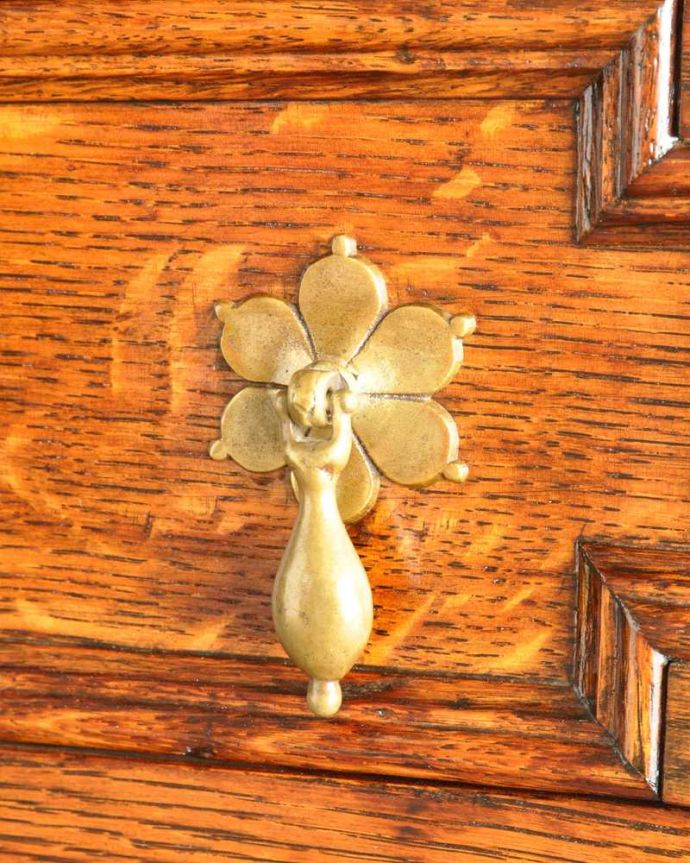 アンティークのキャビネット アンティーク家具 アンティークの英国家具、飾ったアイテムを惹き立てるウェルッシュドレッサー。アンティークらしい取っ手キチンとお直ししてありますので、開け閉めもスムーズです。(q-1733-f)