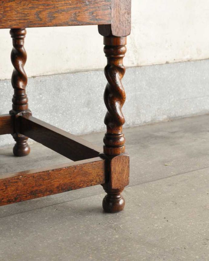 アンティークのキャビネット アンティーク家具 アンティークの英国家具、飾ったアイテムを惹き立てるウェルッシュドレッサー。女性1人でもラクに運べちゃうヒミツHandleのアンティークは、脚の裏にフェルトキーパーをお付けしているので、床を滑らせれば女性でも移動がカンタンに出来ます!ご安心下さい。(q-1733-f)