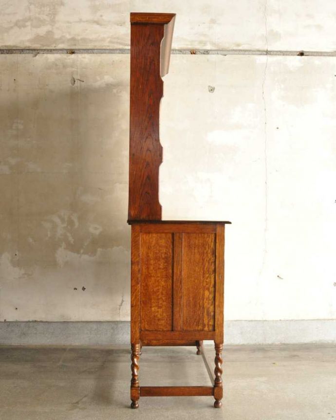 アンティークのキャビネット アンティーク家具 アンティークの英国家具、飾ったアイテムを惹き立てるウェルッシュドレッサー。横から見てもステキもちろん横もキレイに修復していますので、横顔だって美しいんです。(q-1733-f)