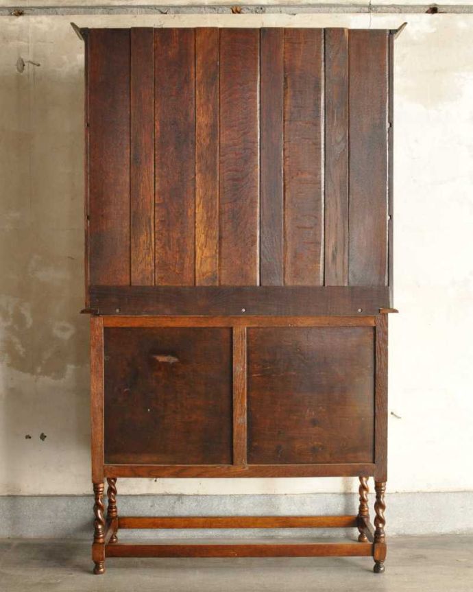 アンティークのキャビネット アンティーク家具 アンティークの英国家具、飾ったアイテムを惹き立てるウェルッシュドレッサー。後ろからも見て下さいアンティークは新品ではないので、経年変化によるキズはありますが、専門の職人がキレイに仕上げているので後ろ姿にも自信があります。(q-1733-f)