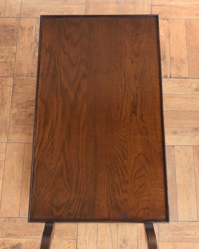 アンティークのワゴン・トローリー　アンティーク家具　持ち手が付いた美しい英国アンティークトロリーワゴン。上から見るとこんな形です修復にもいろんな方法がありますが、Handleではこだわって仕上げています。(q-1734-f)