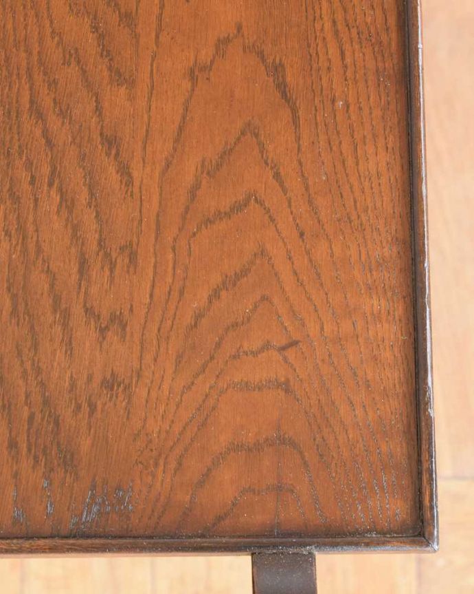 アンティークのワゴン・トローリー　アンティーク家具　持ち手が付いた美しい英国アンティークトロリーワゴン。近づいてみると･･･修復にもいろんな方法がありますが、Handleでは塗装にこだわって古い塗装を剥離して再塗装していますのでピカピカです。(q-1734-f)