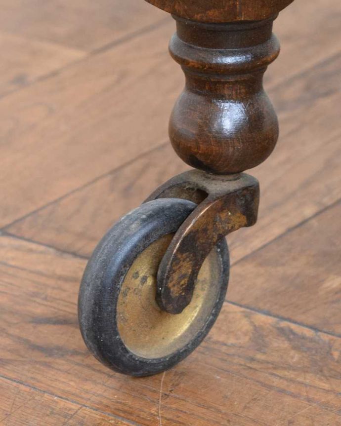 アンティークのワゴン・トローリー　アンティーク家具　持ち手が付いた美しい英国アンティークトロリーワゴン。ちゃんと動きます脚先にはキャスターが。(q-1734-f)