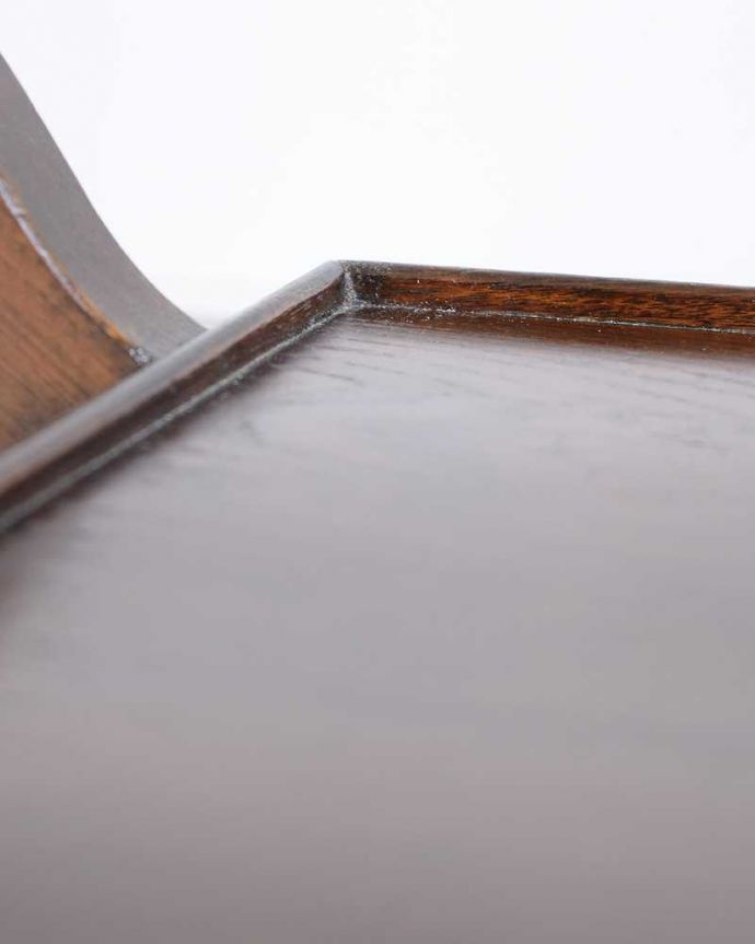 アンティークのワゴン・トローリー　アンティーク家具　持ち手が付いた美しい英国アンティークトロリーワゴン。ちょっとしたこだわり天板の縁の部分に落ちないような仕掛けが付いています。(q-1734-f)