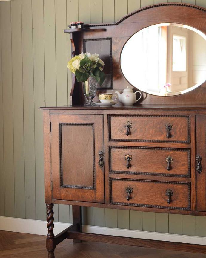 アンティークのキャビネット　アンティーク家具　オーバルミラー付きの英国アンティーク家具、オーク材のミラーバックサイドボード。見た目の美しさとたっぷりの収納力が魅力もともとダイニングでサーブ用の家具として造られた英国らしいアンティーク家具。(q-1735-f)