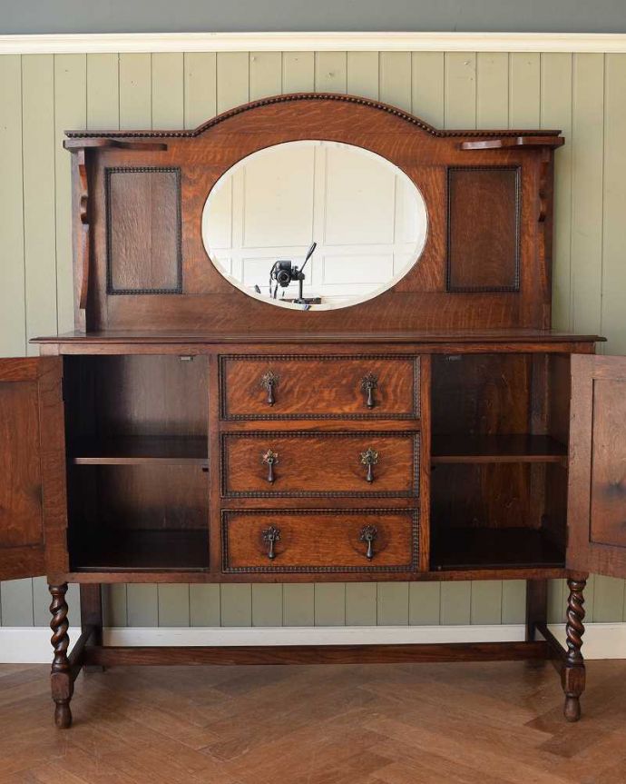 アンティークのキャビネット　アンティーク家具　オーバルミラー付きの英国アンティーク家具、オーク材のミラーバックサイドボード。扉を開けて中を見てみると･･･扉の中の収納はこんな感じになっています。(q-1735-f)