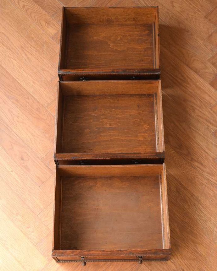 アンティークのキャビネット　アンティーク家具　オーバルミラー付きの英国アンティーク家具、オーク材のミラーバックサイドボード。もちろん引き出しの中もキレイに修復しましたもともとシルバーのカトラリーなどを入れて収納していた引き出し。(q-1735-f)