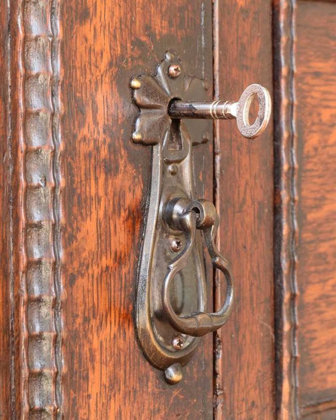 アンティークのキャビネット　アンティーク家具　オーバルミラー付きの英国アンティーク家具、オーク材のミラーバックサイドボード。小さなパーツにもこだわりが取っ手だけを見ても現代の家具より質感がいいのがわかります。(q-1735-f)