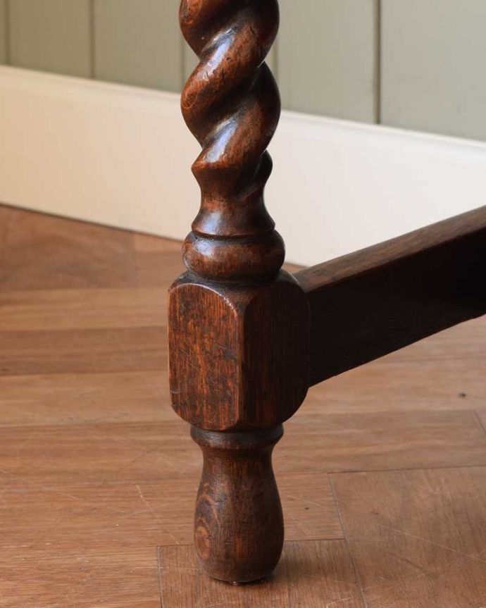 アンティークのキャビネット　アンティーク家具　オーバルミラー付きの英国アンティーク家具、オーク材のミラーバックサイドボード。女性でも運べちゃう理由は･･･Handleのアンティークは、脚の裏にフェルトキーパーをお付けしていますので、重い家具でも床を滑らせれて移動する事が出来ます。(q-1735-f)