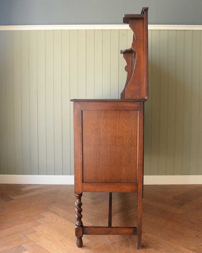 アンティークのキャビネット　アンティーク家具　オーバルミラー付きの英国アンティーク家具、オーク材のミラーバックサイドボード。横から見た姿もステキ横から見てみるとこんな感じです。(q-1735-f)