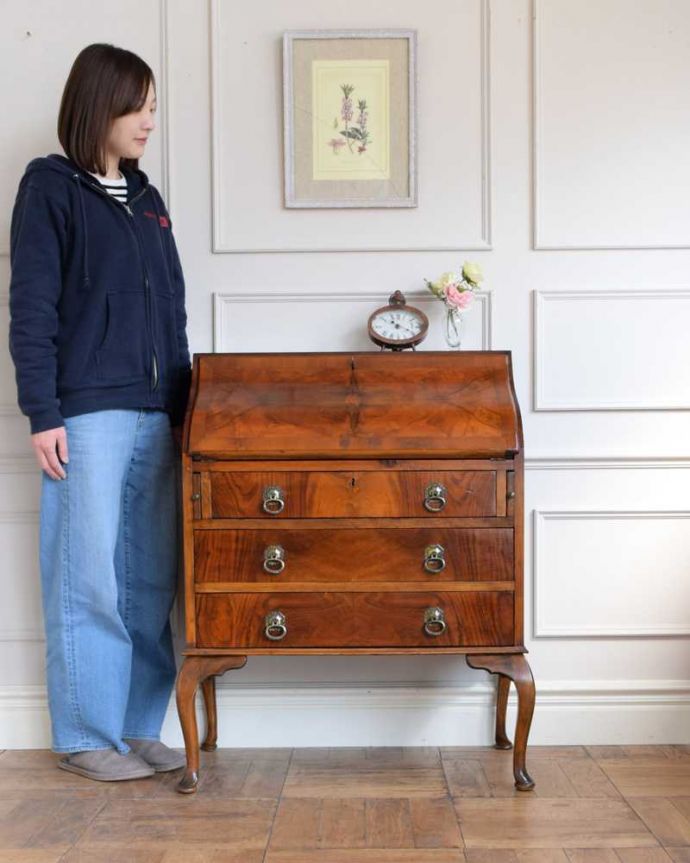 ビューロー　アンティーク家具　イギリスで見つけた高級感たっぷりなアンティークのライティングビューロー。1台でチェストとデスク両方使える便利な家具扉を倒すとあっという間にデスクになっちゃうビューロー。(q-1736-f)