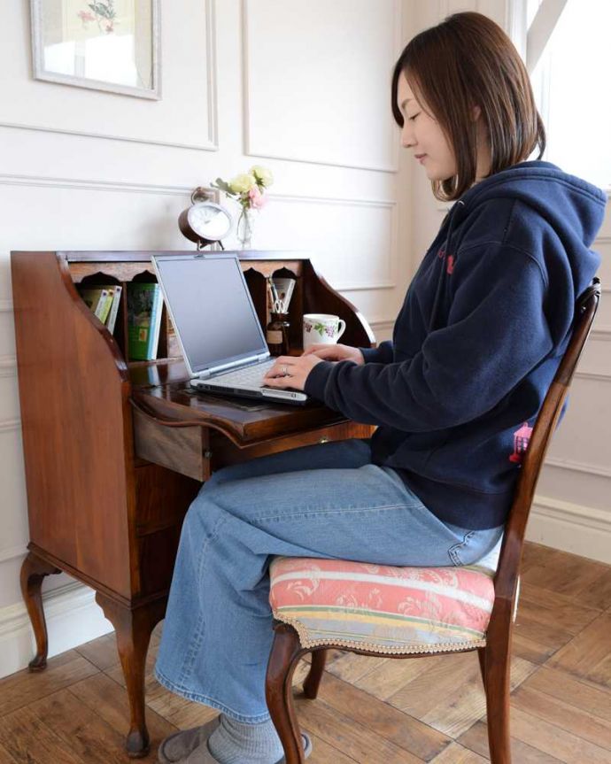 ビューロー　アンティーク家具　イギリスで見つけた高級感たっぷりなアンティークのライティングビューロー。あっという間に自分だけのデスクビューロー部分の扉を前に開くとデスクになっちゃう便利さ。(q-1736-f)