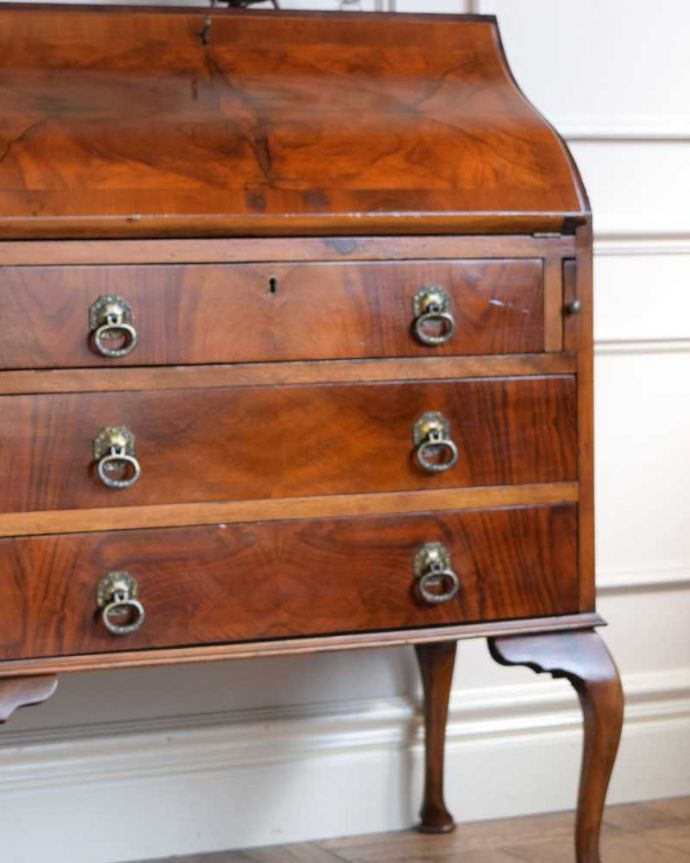 ビューロー　アンティーク家具　イギリスで見つけた高級感たっぷりなアンティークのライティングビューロー。アンティークだから手に入る木目の美しさ高級な木材の木目が美しい部分だけを使って造られたビューローは木目自体が装飾。(q-1736-f)