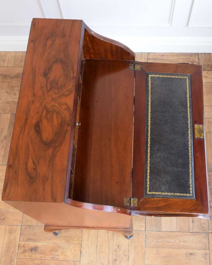 ビューロー　アンティーク家具　イギリスで見つけた高級感たっぷりなアンティークのライティングビューロー。気になるデスクの天板やっぱりデスクで一番気になるのが天板。(q-1736-f)