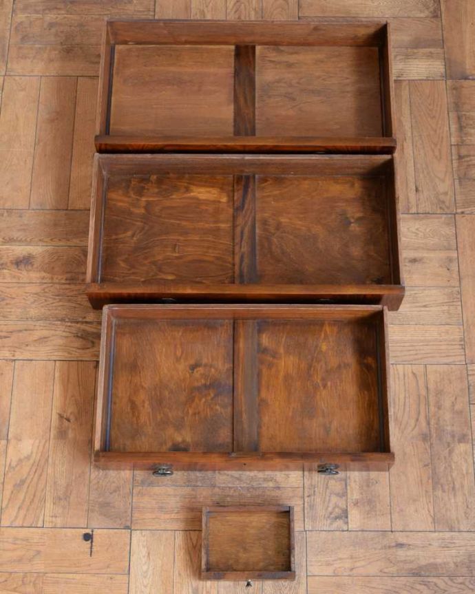 ビューロー　アンティーク家具　イギリスで見つけた高級感たっぷりなアンティークのライティングビューロー。普段の主役は収納たっぷりのチェストデスクとして使わない時も、たっぷりの引き出し収納が付いたビューローはチェストとして使えます。(q-1736-f)