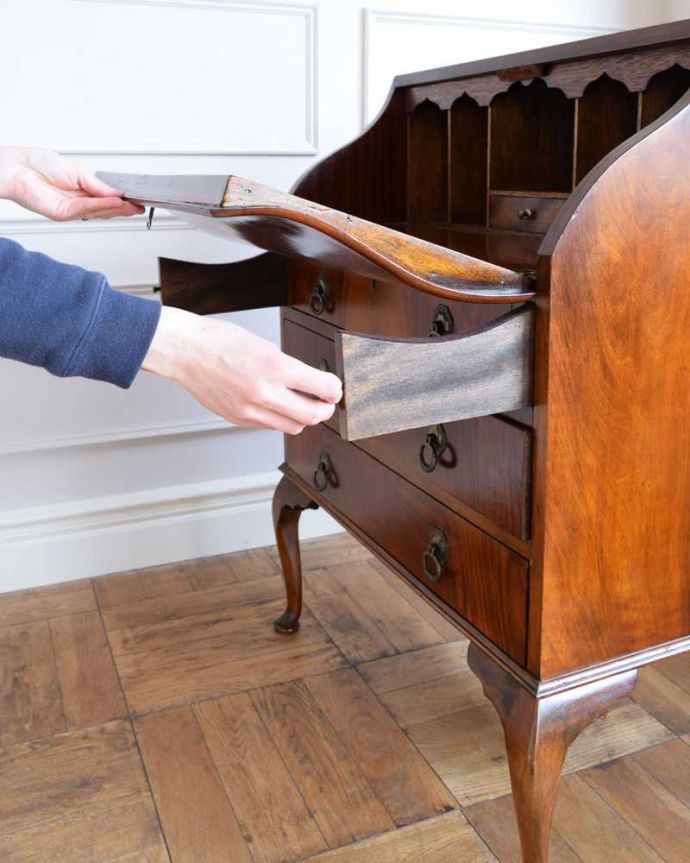 ビューロー　アンティーク家具　イギリスで見つけた高級感たっぷりなアンティークのライティングビューロー。あっという間に簡単デスクビューロー部分の扉を前に倒すだけで、デスクが登場！もちろん女性でも簡単です。(q-1736-f)