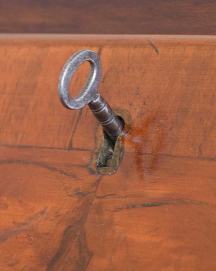 ビューロー　アンティーク家具　イギリスで見つけた高級感たっぷりなアンティークのライティングビューロー。ビューロー部分もカギで開け閉めデスクになる扉もカギで開け閉め出来るから、クルっと回す度になんだかワクワクしちゃうんです。(q-1736-f)