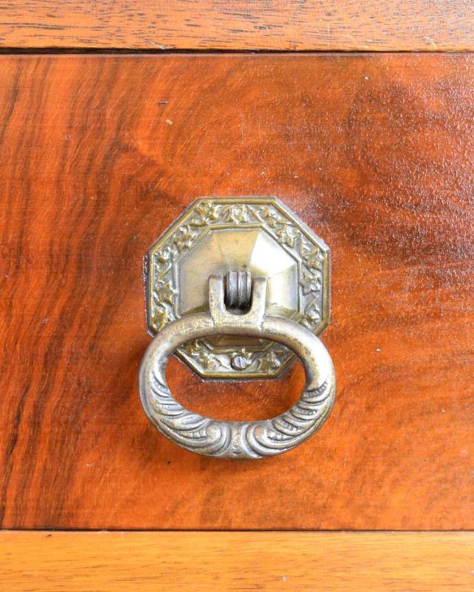 ビューロー　アンティーク家具　イギリスで見つけた高級感たっぷりなアンティークのライティングビューロー。いろんな場所にアンティークらしさ取っ手もアンティークらしいこだわったデザイン。(q-1736-f)